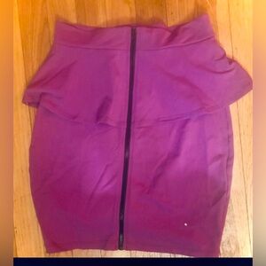 BEBE Pencil Skirt With Ruffle. Gorgeous Orchid Shade & Black Zip, Small, NWOT